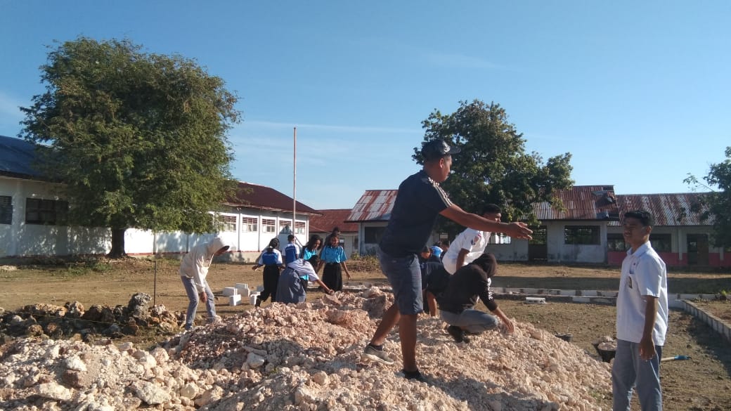 suasana Gotong rotong siswa dan guru SMKN Pantai Baru